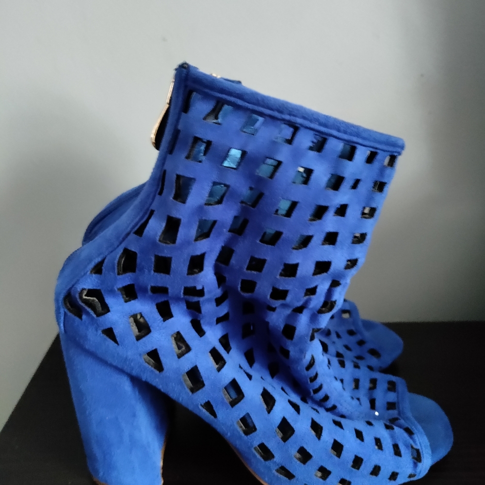 Shoes - Picture 3 of 4